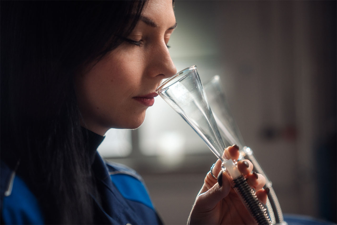 A specialist evaluates the scent of a sample at the BMW Group scent lab. 